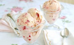 How to Make Dried Strawberries Ice Cream at Home